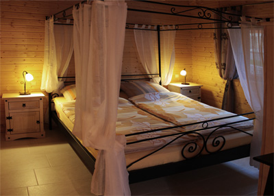 Schlafzimmer mit Doppel(Himmel)bett
